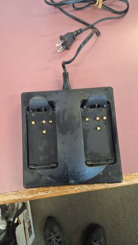 121-1 Leica Geosystems Battery Charger Gkl