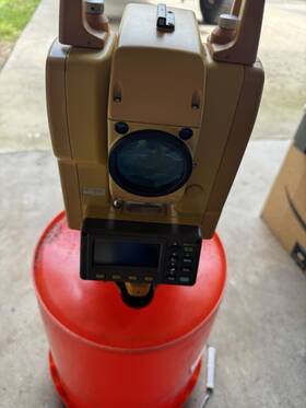 Gpt-3002 Topcon Gpt3002 Total Station With Case Charger And 2 Batteries Untested / Parts